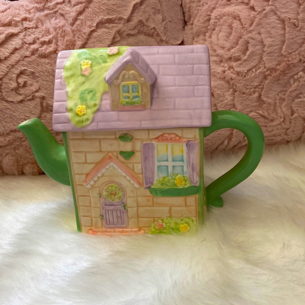NWOT Beautiful house teapot!